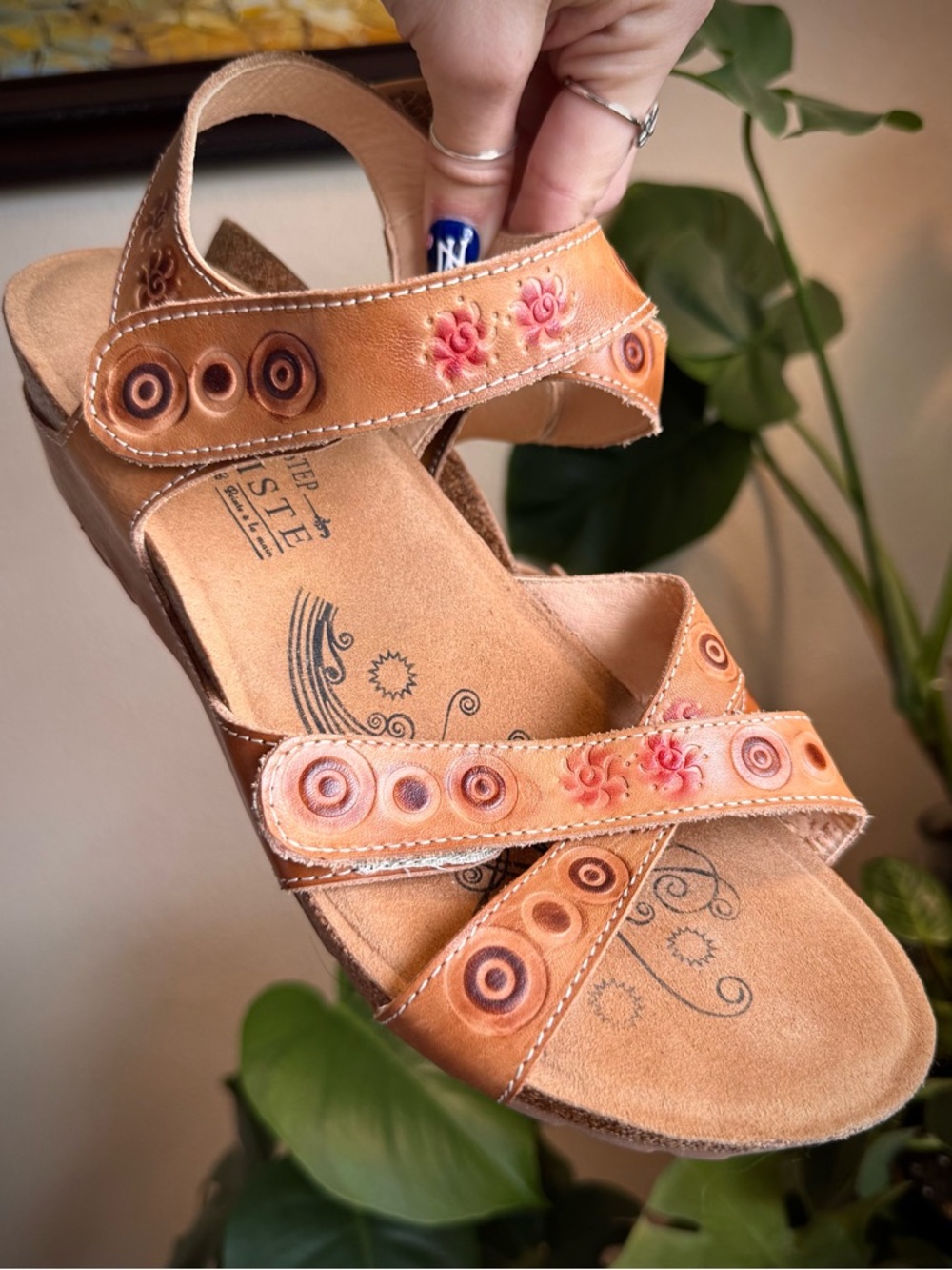 L’Artiste Bindi Embossed Leather Swirl Sun Wedge Sandals Shoes 41